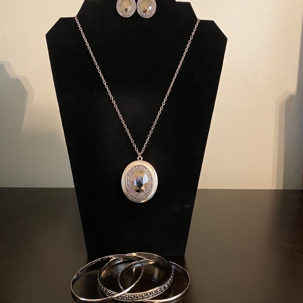 Silver necklace set